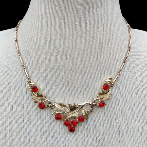 🍒 Vintage Coro Pegasus Red Crystal Necklace - Picture 4 of 11